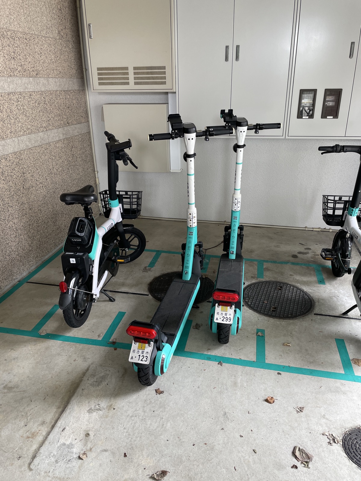 緑の枠線に沿って並べられた電動キックボードと電動自転車