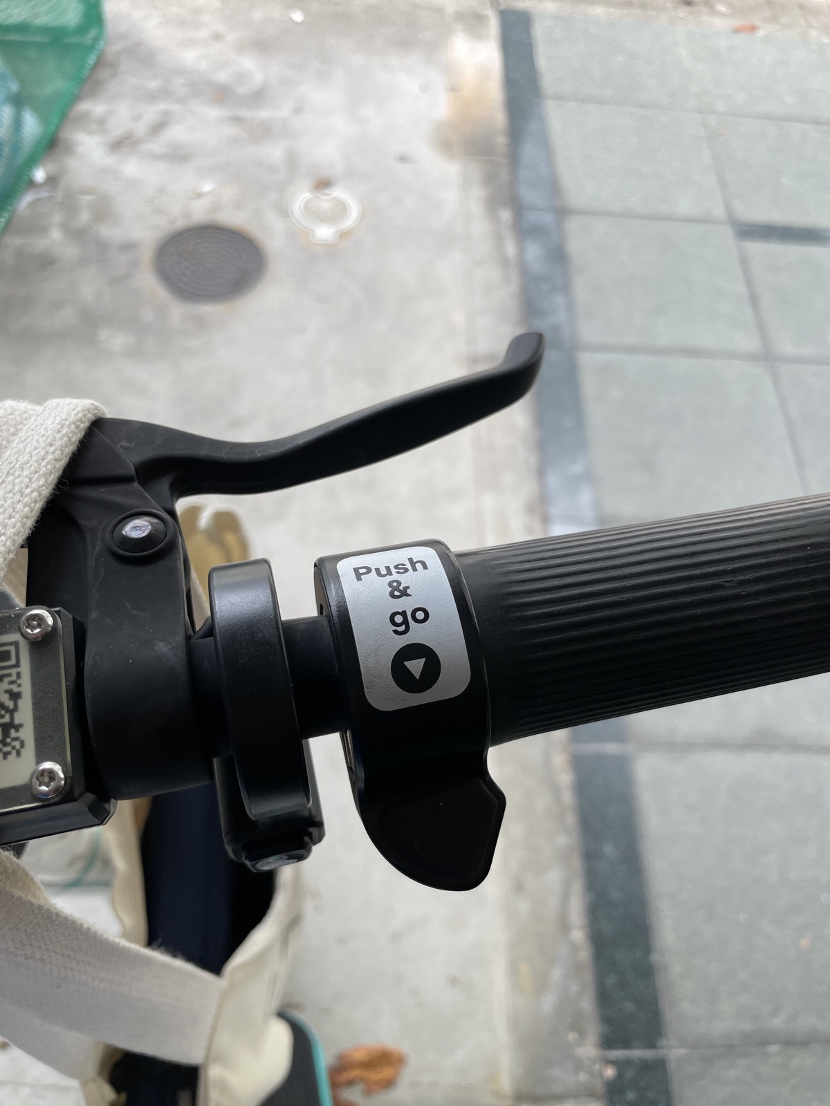 親指で押して進むPush and goと書かれたアクセルレバーの接写