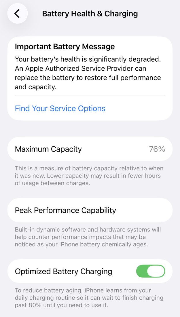 iPhone 12 Proのバッテリーの状態の画面。最大容量76%で、バッテリーが大幅に劣化しているというメッセージが出ている