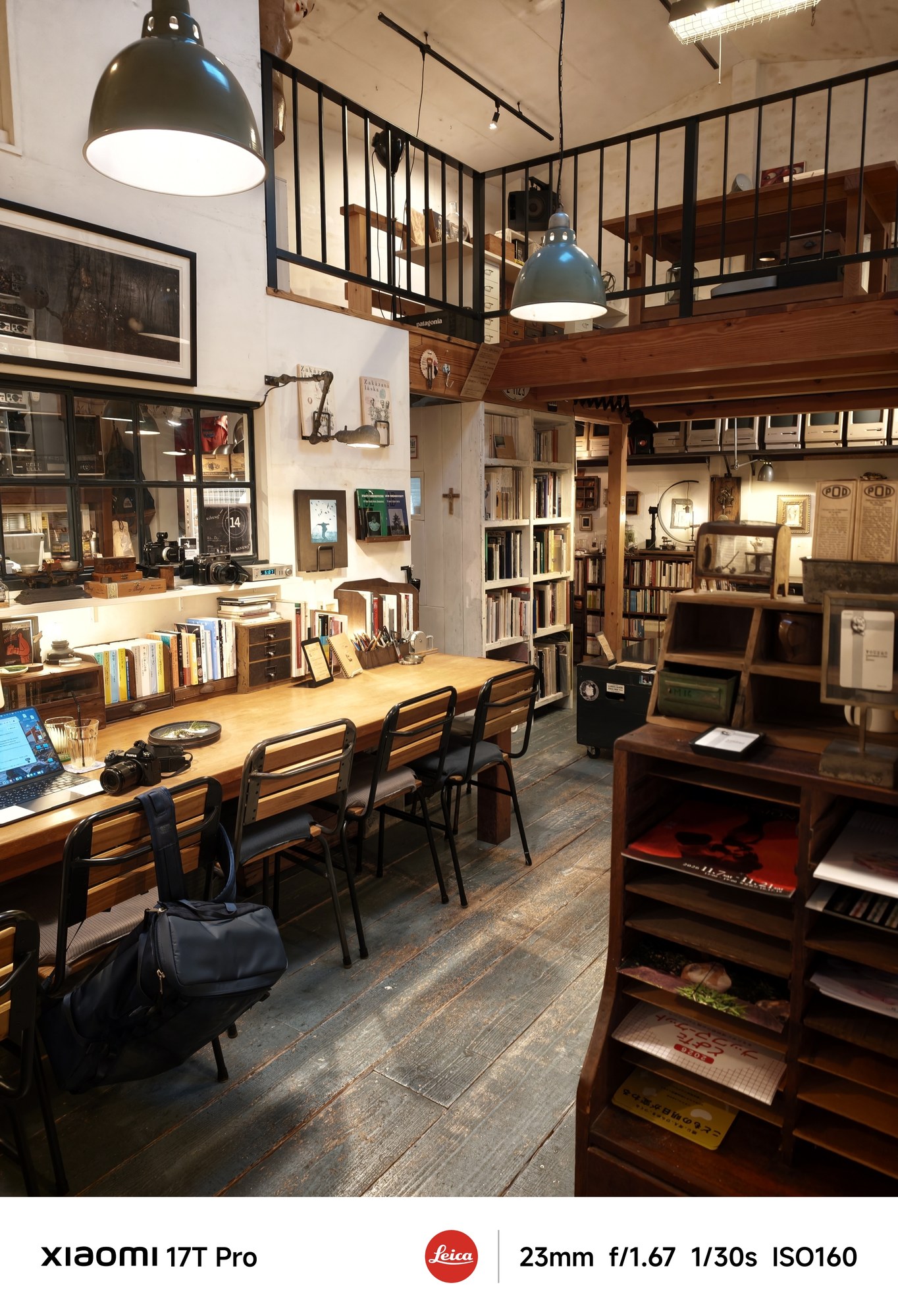 本と趣味のグッズに囲まれた、2階建てのVOUSHO Coffee Factoryの店内